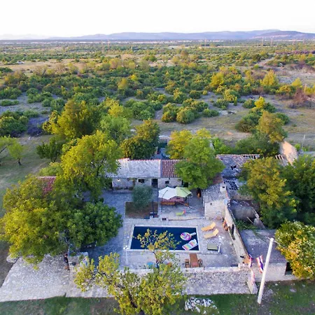 Hébergement de vacances Charming Holiday In Bukovic With Pool *