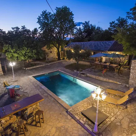 Hébergement de vacances Charming Holiday In Bukovic With Pool *