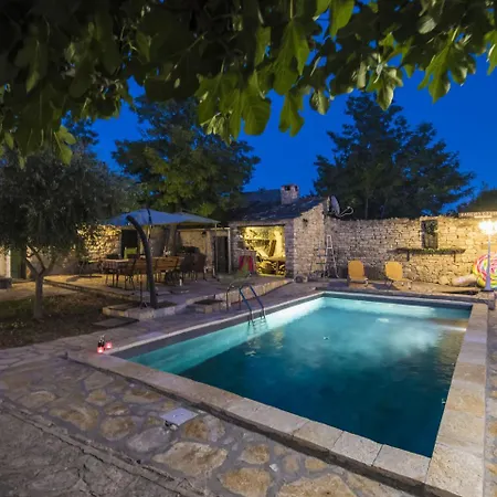 Hébergement de vacances Charming Holiday In Bukovic With Pool *